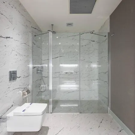 Gorgeous 4bd2bath Bright Airy Penthouse! #355 *