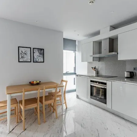 Gorgeous 4bd2bath Bright Airy Penthouse! #355 *
